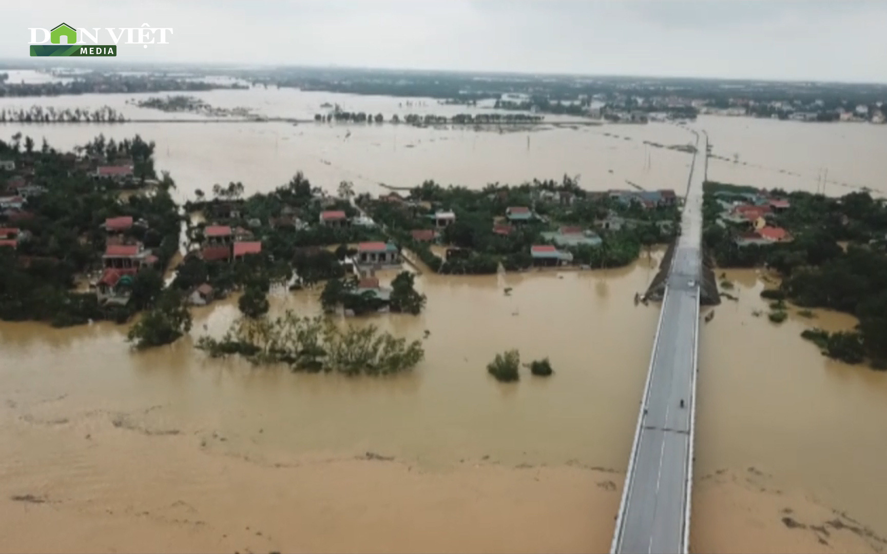 Video: Mưa lũ khiến gần 20 nghìn nhà ở Quảng Bình ngập trắng, chỉ còn thấy nóc