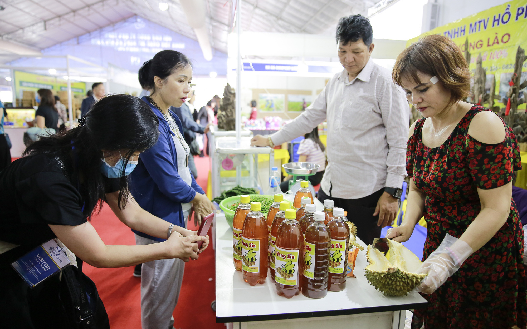 Sản phẩm nông nghiệp “hút khách” tại Hội chợ quốc tế Quà tặng hàng thủ công mỹ nghệ Hà Nội 2020