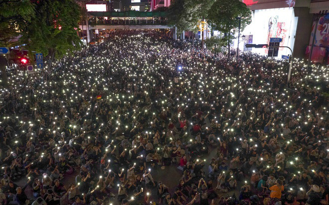 Hàng chục nghìn người biểu tình trong đêm ở Bangkok bất chấp lệnh cấm