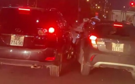Va chạm giao thông, Lexus Rx 350 và Vinfast Fadil "so găng" cực nguy hiểm trên phố Hà Nội