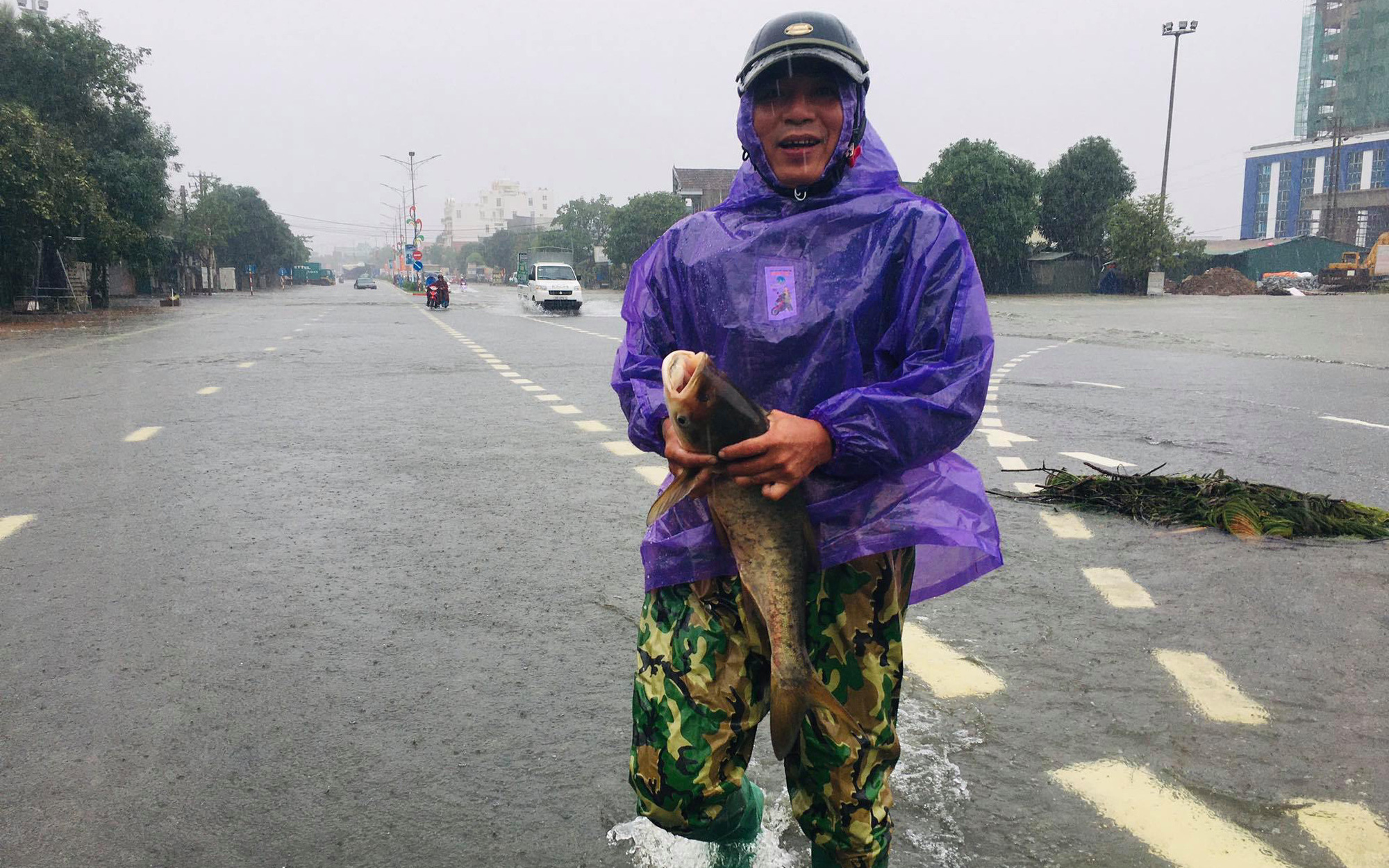 Trong mưa lũ: Người dân Hà Tĩnh đổ xô ra đường bắt cá