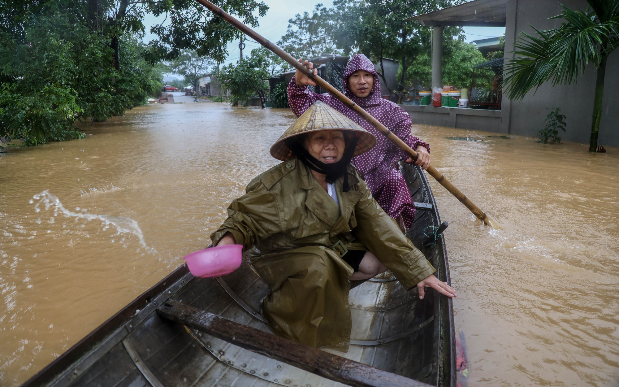 Lũ lụt kỷ lục ở Quảng Bình: Cứu mẹ già gãy cả tay và chân ra khỏi rốn lũ