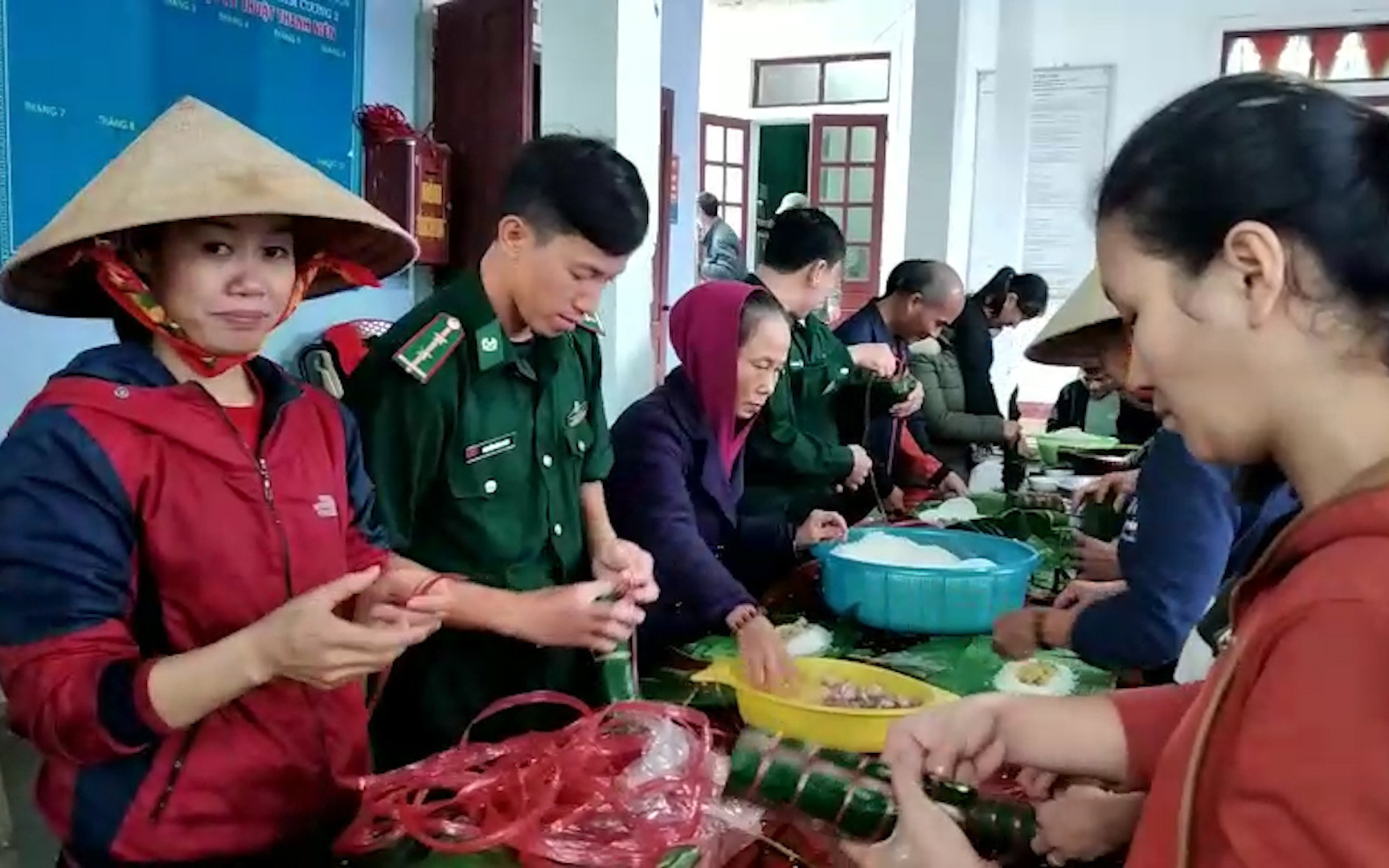 Thay vì nhận hoa, Hội Phụ nữ nhiều huyện ở Hà Tĩnh gói hàng trăm chiếc bánh chưng ủng hộ bà con bị bão lũ