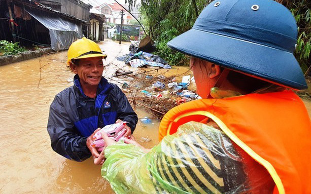 Phó Thủ tướng Trịnh Đình Dũng: "Nhiều tổ chức cứu trợ chủ yếu đến chỗ dễ"