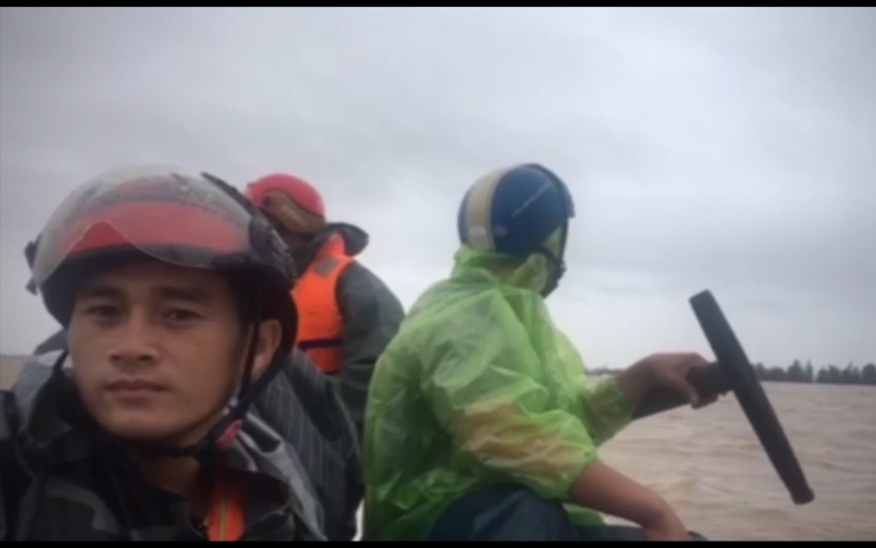 Quảng Bình: Ngư dân dùng thuyền tìm cứu nông dân ngập trong lũ