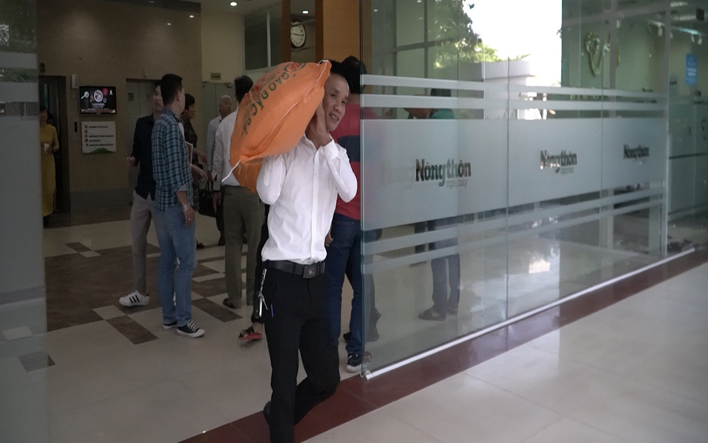 Báo NTNN/Dân Việt chuyển 10 tấn gạo ủng hộ người dân miền Trung: Thương người như thể thương thân