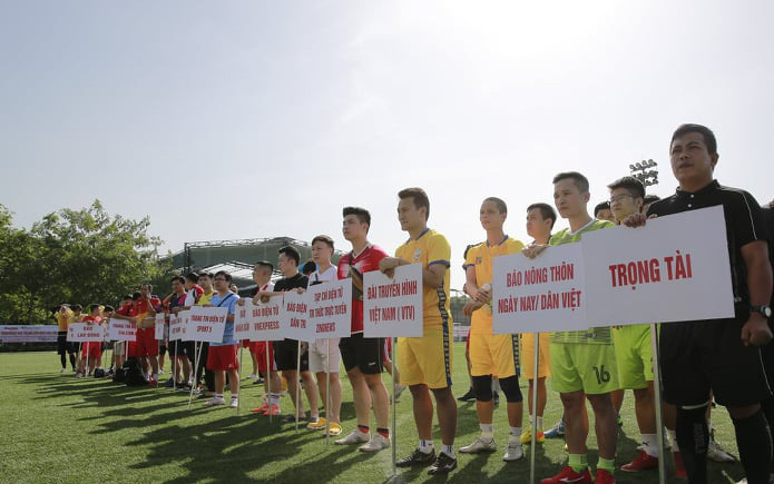 Video: Khởi động Giải bóng đá Báo Nông Thôn Ngày Nay/Dân Việt - Tranh cúp Mùa Thu lần XII năm 2020