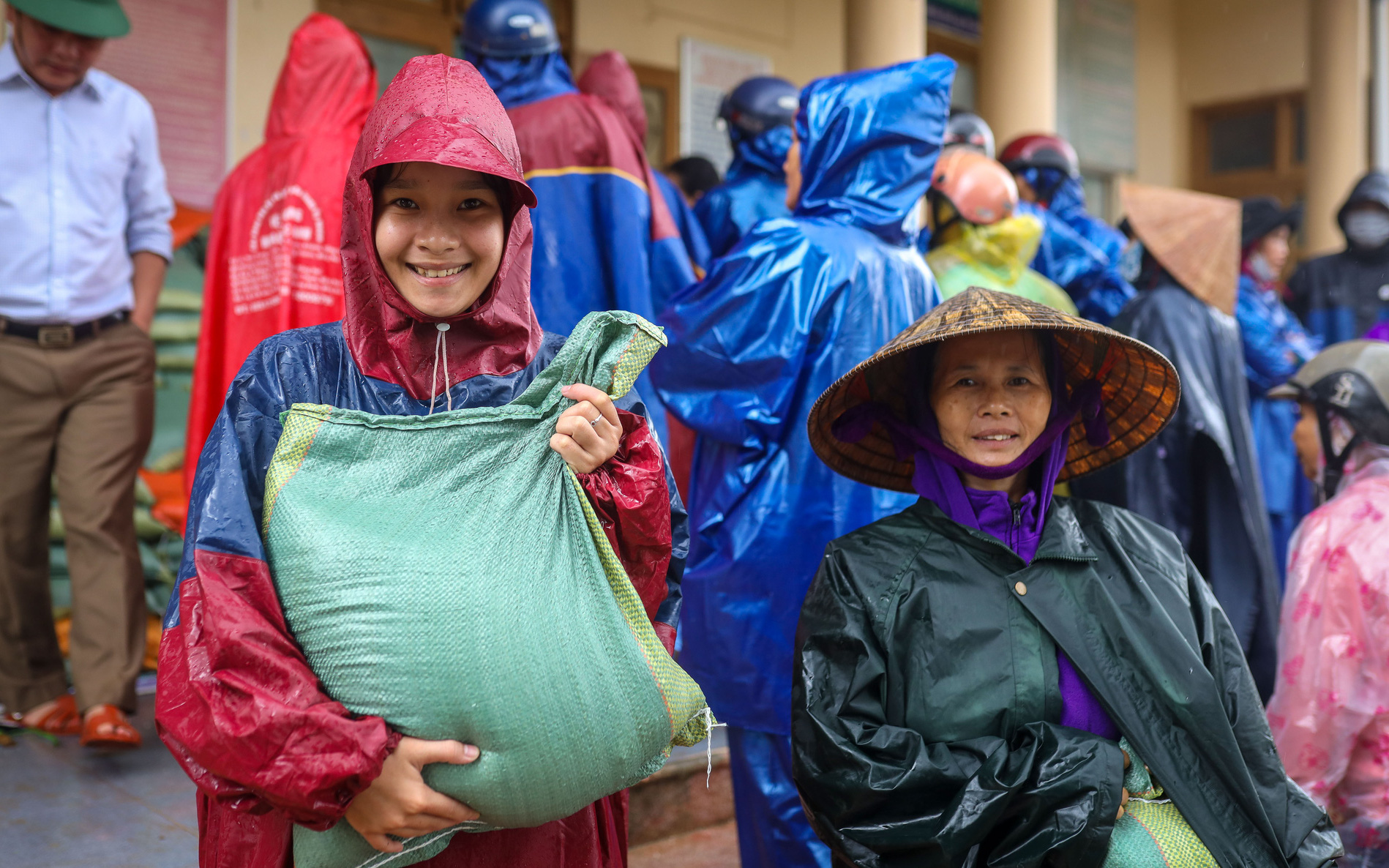 Người dân vùng cao Quảng Trị đội mưa nhận cứu trợ