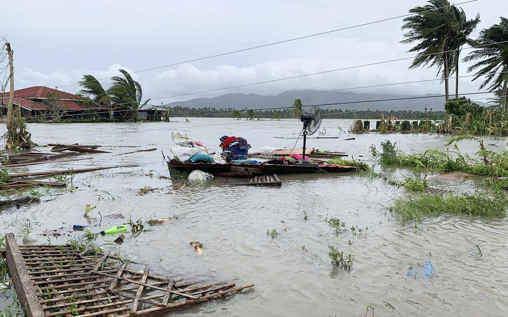 Làng mạc chìm trong biển nước, 3 người chết khi bão Molave quét qua Philippines