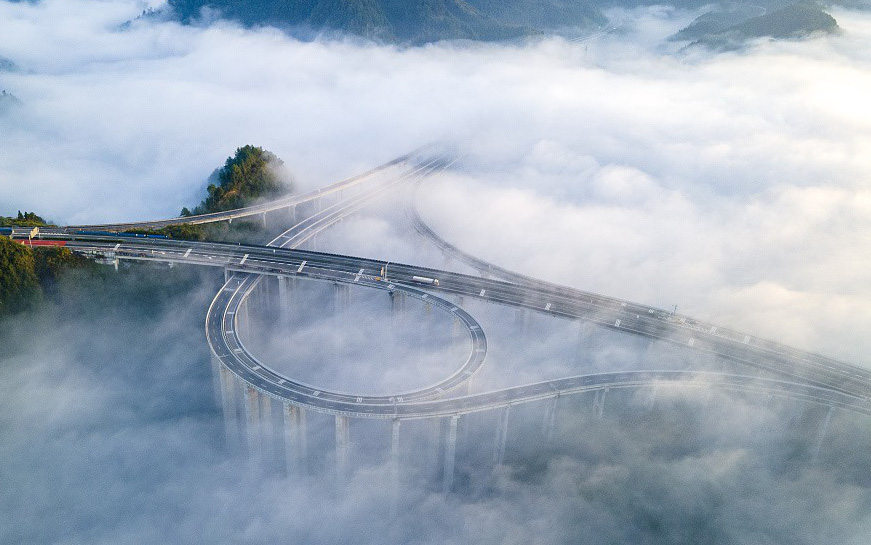 Cao tốc ở Trung Quốc bị bủa vây bởi biển mây kỳ ảo