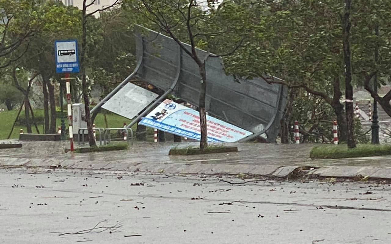 Video: Những hình ảnh "cuồng nộ" của bão Molave khi đổ bộ vào đất liền
