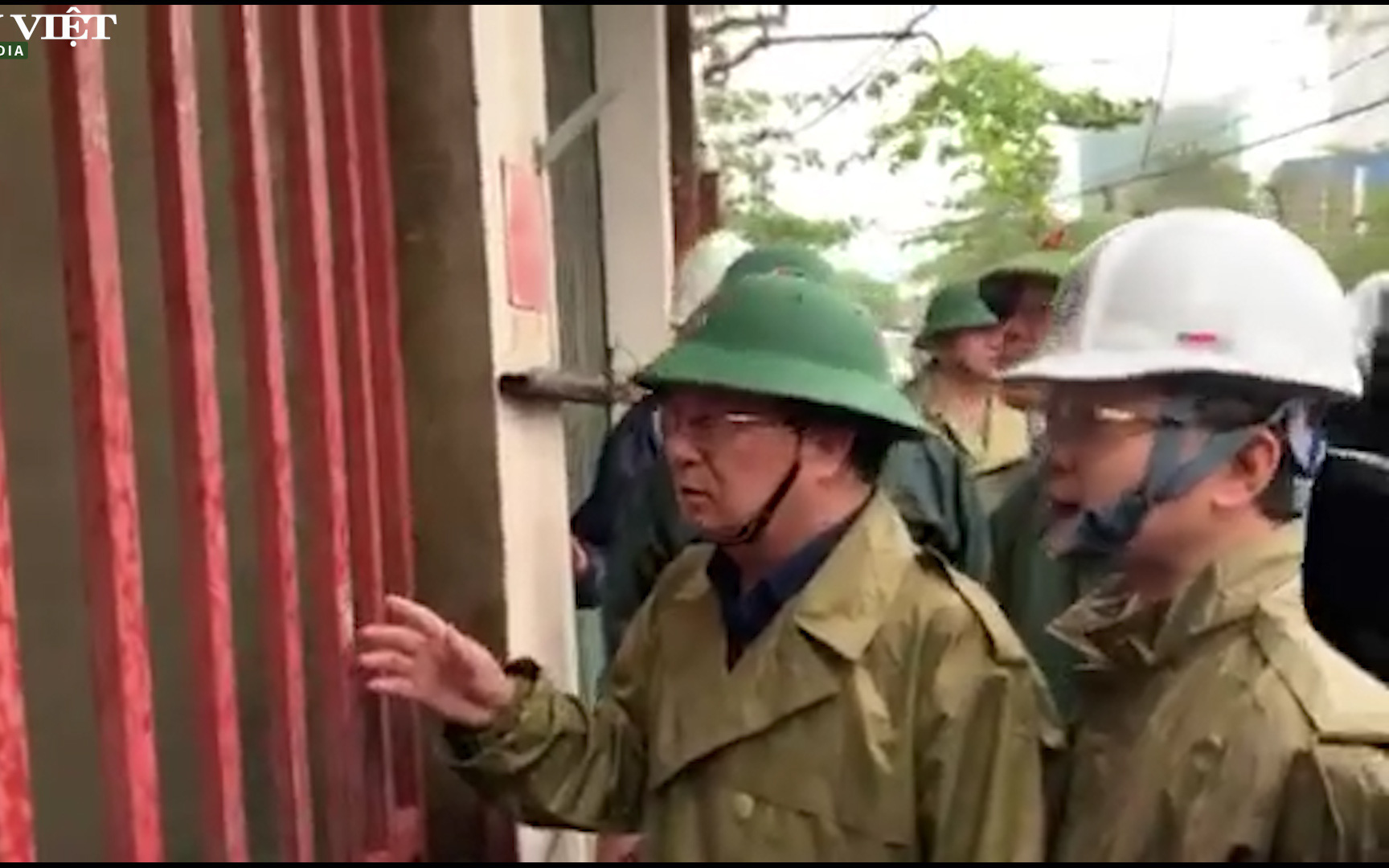 Clip: Phó Thủ tướng Trịnh Đình Dũng gõ cửa tận nhà người dân để kiểm tra an toàn trước bão số 9