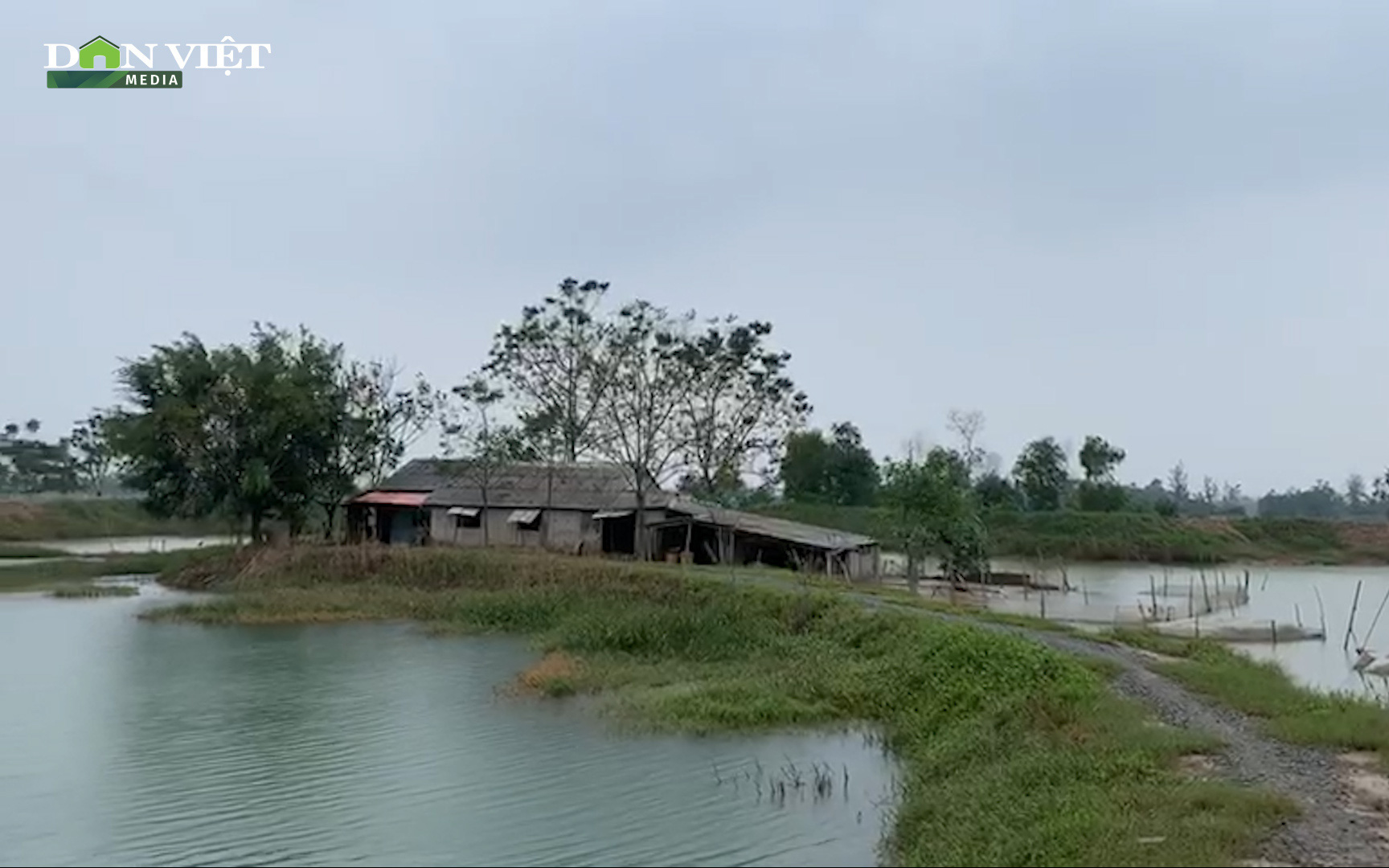 Clip: Gia cảnh nợ nần sau lũ của nông dân Hà Tĩnh vừa được Thủy Tiên - Công Vinh trao cứu trợ 200 triệu