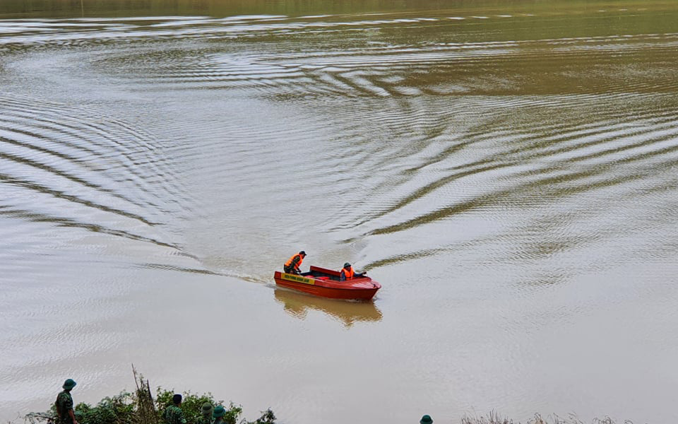 Sạt lở Trà Leng: Chuyển hướng tìm kiếm các thi thể mất tích trên sông Tranh