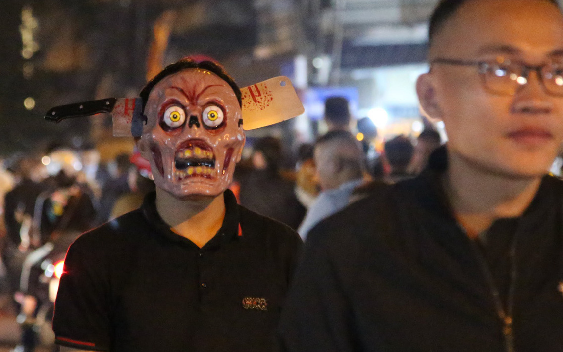 Giới trẻ Hà Nội hóa trang kỳ dị trong đêm Halloween  