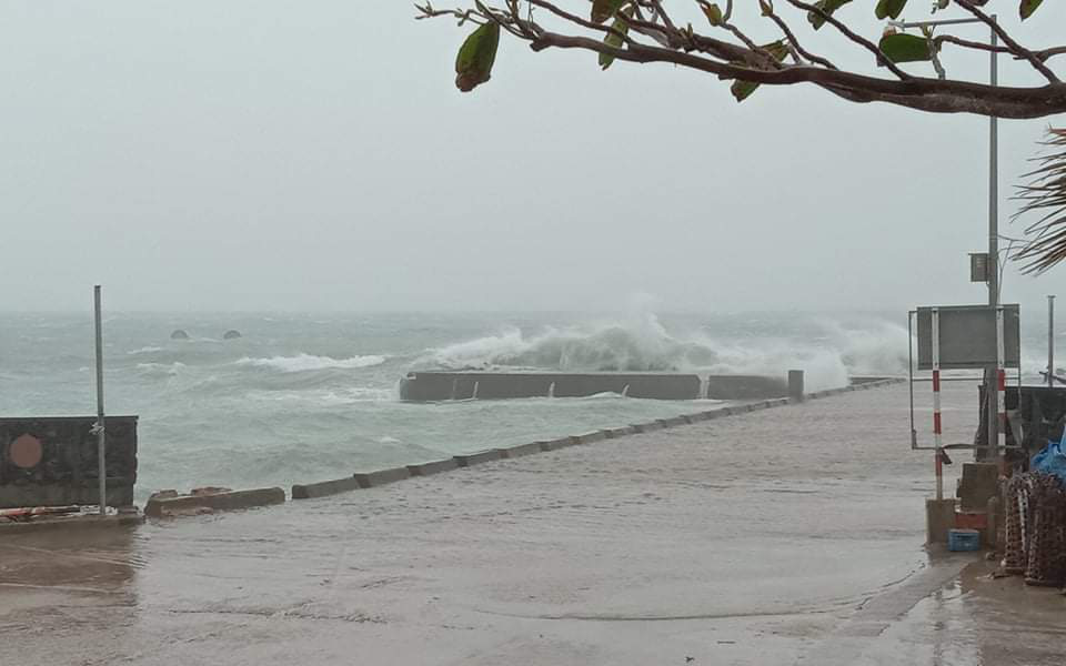 Clip: Gió mạnh cấp 7, giật cấp 10, sóng biển cao ngất đánh vào đảo Lý Sơn