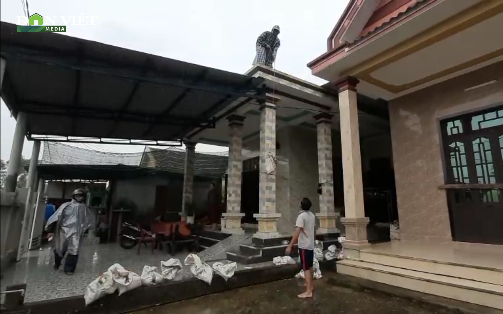 Clip: Người dân Quảng Trị nhanh chóng chằng chống nhà cửa, đối phó cơn bão số 13