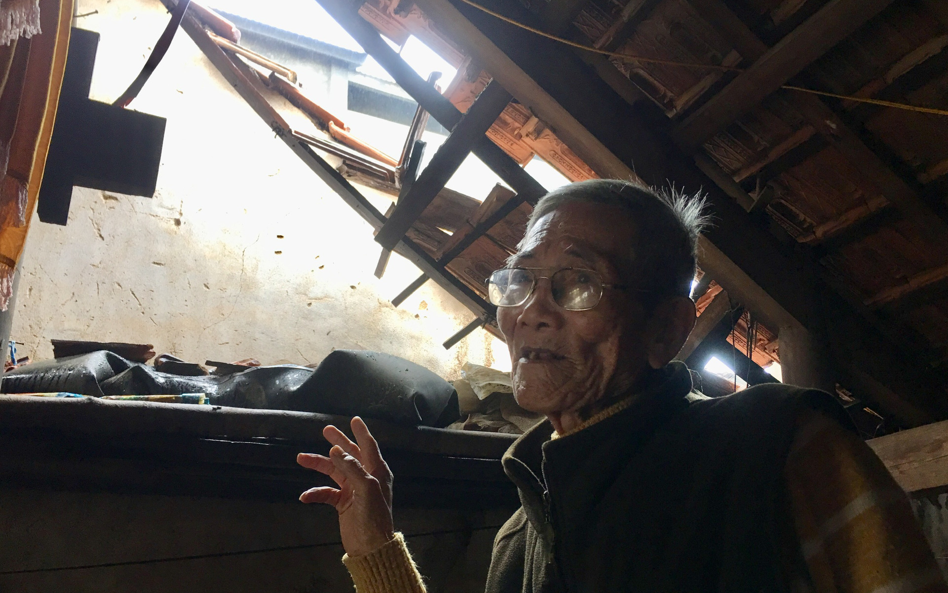Quảng Bình: Một tháng triền miên bão chồng bão, người dân mệt mỏi không buồn sửa chữa nhà cửa