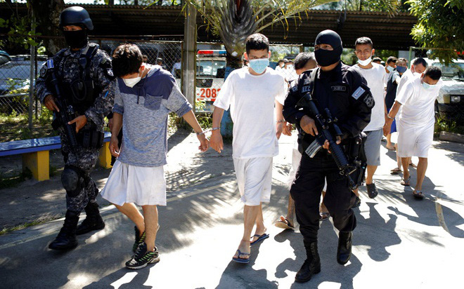 Chính quyền mang tội phạm băng đảng ra "diễu hành" để nhà báo ghi hình