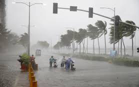 Clip: Khẩn cấp, bão số 10 sẽ gây gió mạnh trên biển, từ đêm nay nhiều tỉnh Nam Trung Bộ mưa rất to