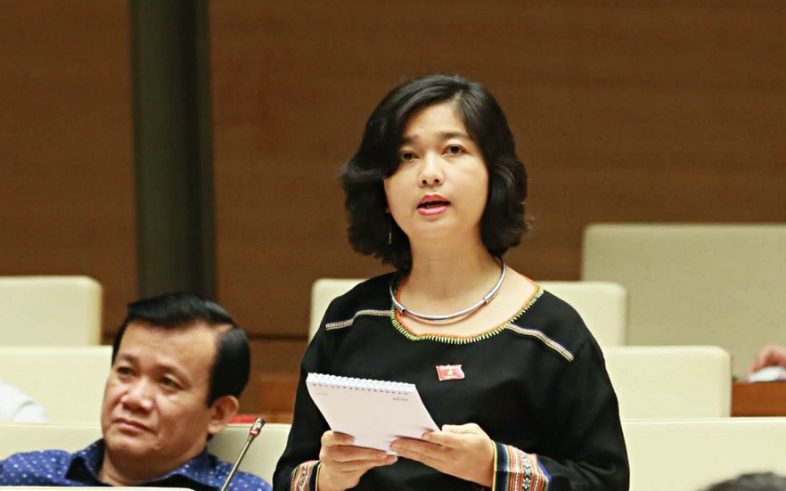 Nữ đại biểu Quốc Hội Ksor H’Bơ Khắp tranh luận cực "gắt" với Bộ trưởng: Pin mặt trời để phơi bò một nắng hay sao