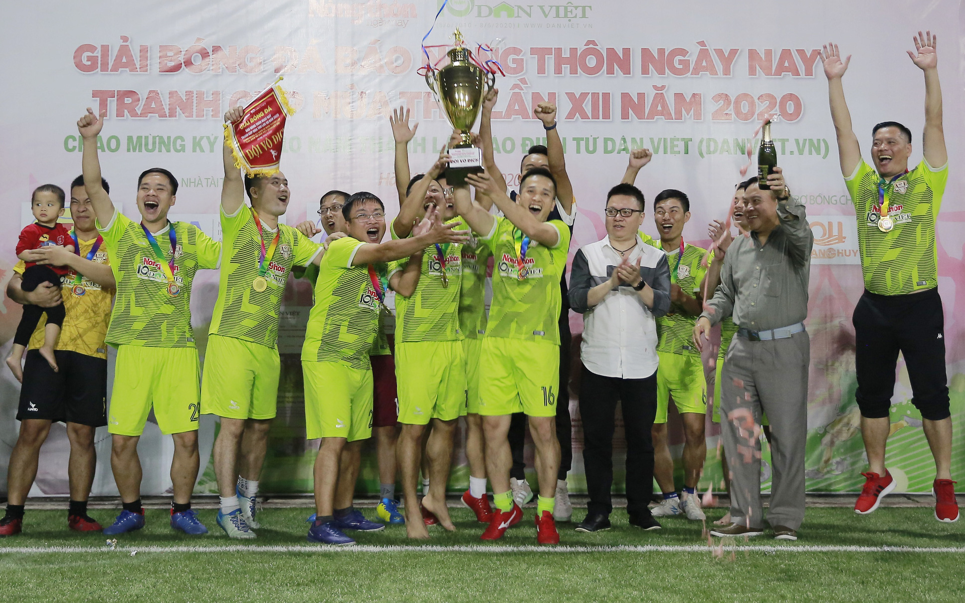 Hình ảnh bế mạc Giải bóng đá NTNN/Dân Việt lần thứ 12 - tranh Cúp Mùa Thu 2020