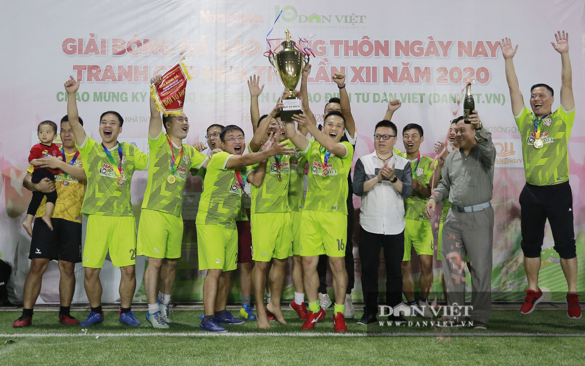 Video: Lần thứ 5 Đội bóng chủ nhà NTNN/Dân Việt nâng cao Cúp vô địch