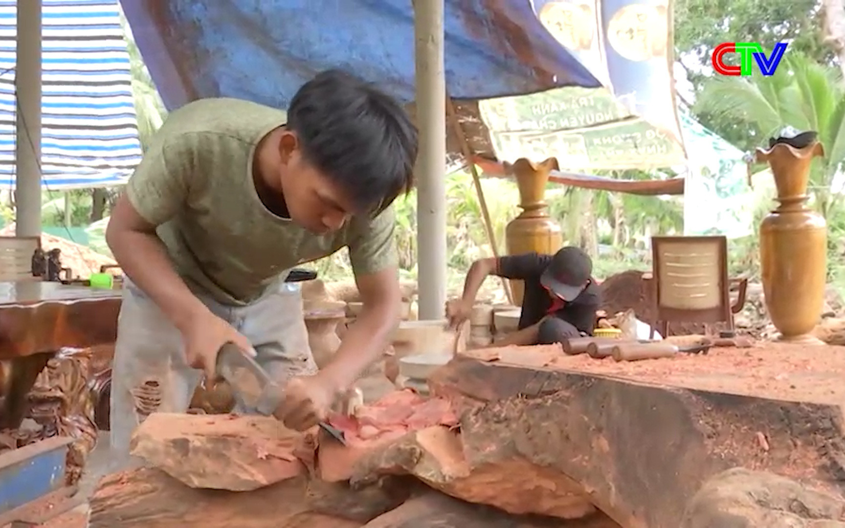 Chàng trai Khmer làm giàu với niềm đam mê điêu khắc