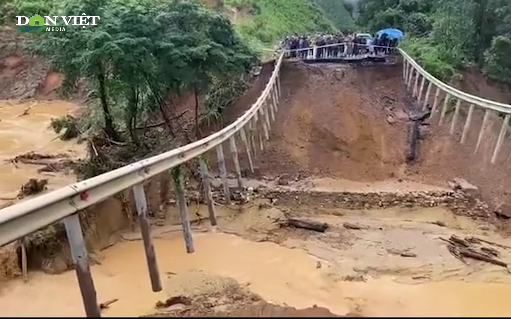 Do mưa lớn sạt lở, đoạn Quốc lộ 26 nối Đắk Lắk - Khánh Hòa bị tê liệt