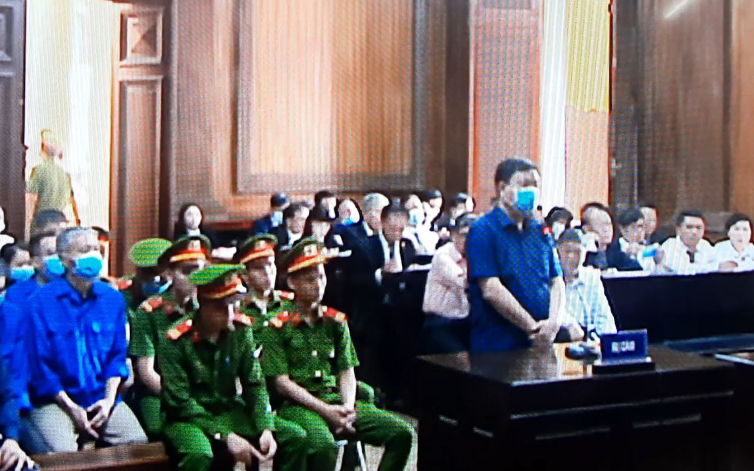 Video: Ông Đinh La Thăng lúng túng khai báo lý lịch bản thân trước tòa