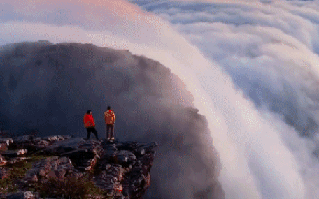 Clip: Biển mây cuồn cuộn chảy xuống sườn núi như thác đổ