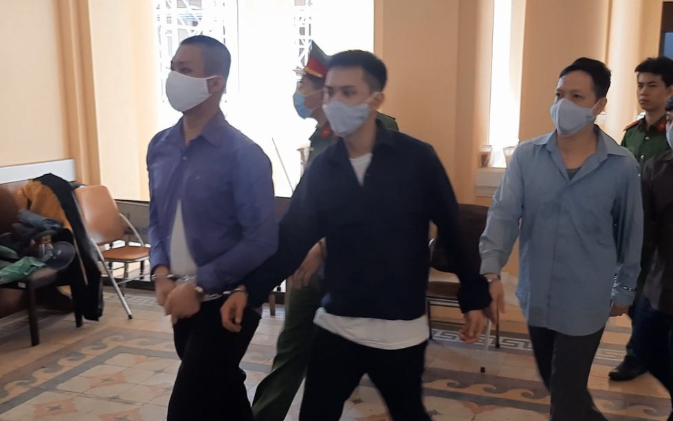 Video: Những hình ảnh đầu tiên của các bị cáo trong vụ Tuấn “khỉ” đến tòa