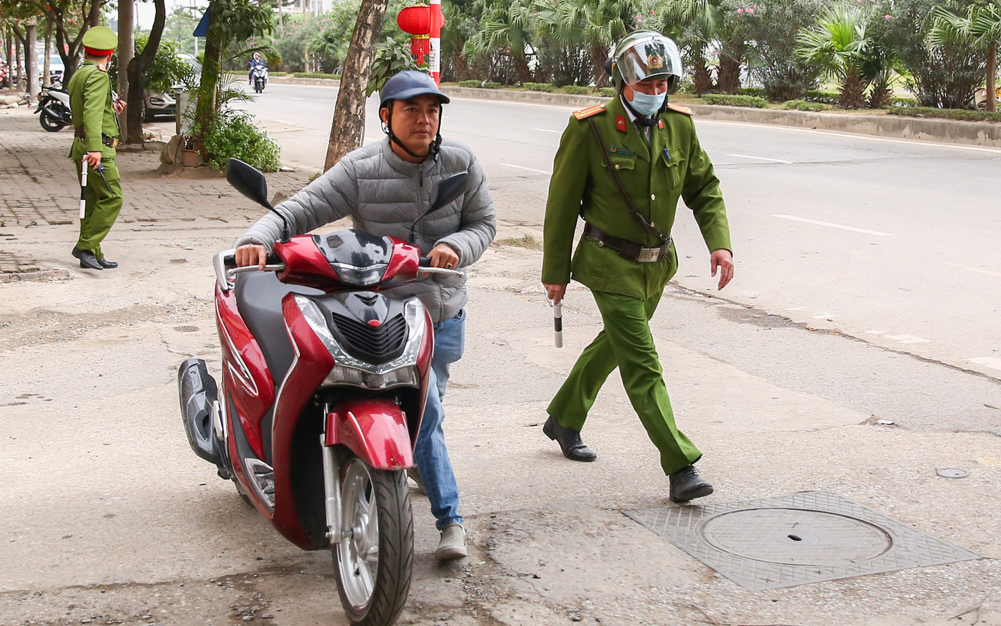 Tài xế quay đầu bỏ chạy, doạ bỏ xe khi gặp chốt thổi nồng độ cồn ở Hà Nội