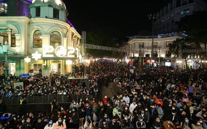 Hà Nội: Hàng vạn người đổ về các điểm bắn pháo hoa chào đón năm mới