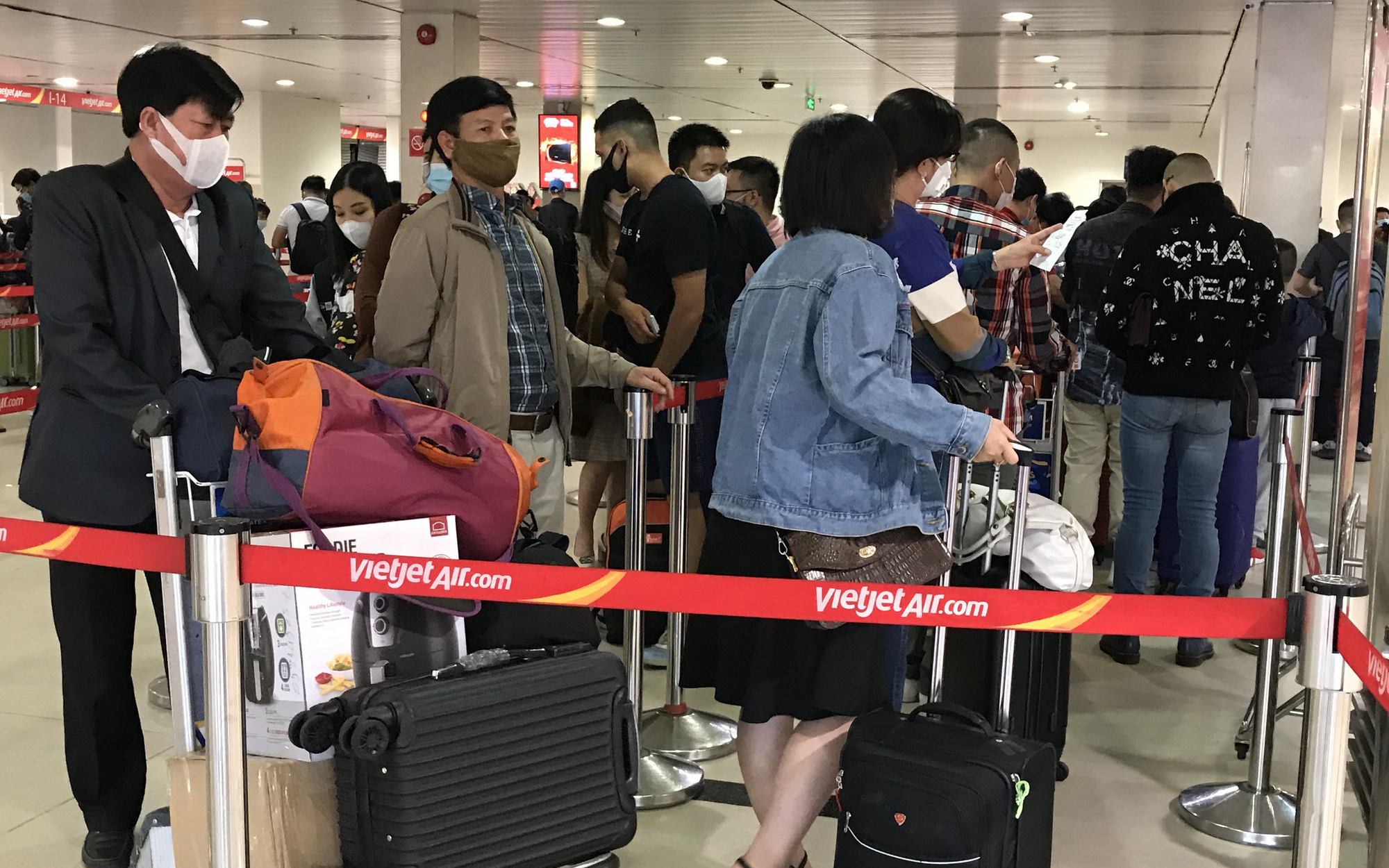 ẢNH: Người dân đổ về quê chiều cuối năm, sân bay Tân Sơn Nhất đông nghẹt, xếp hàng hơn nửa tiếng chờ check-in