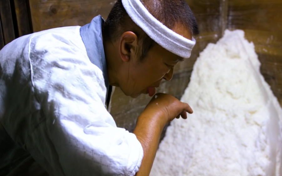 Quy trình làm muối theo phong cách Agehama đặc trưng của Nhật Bản