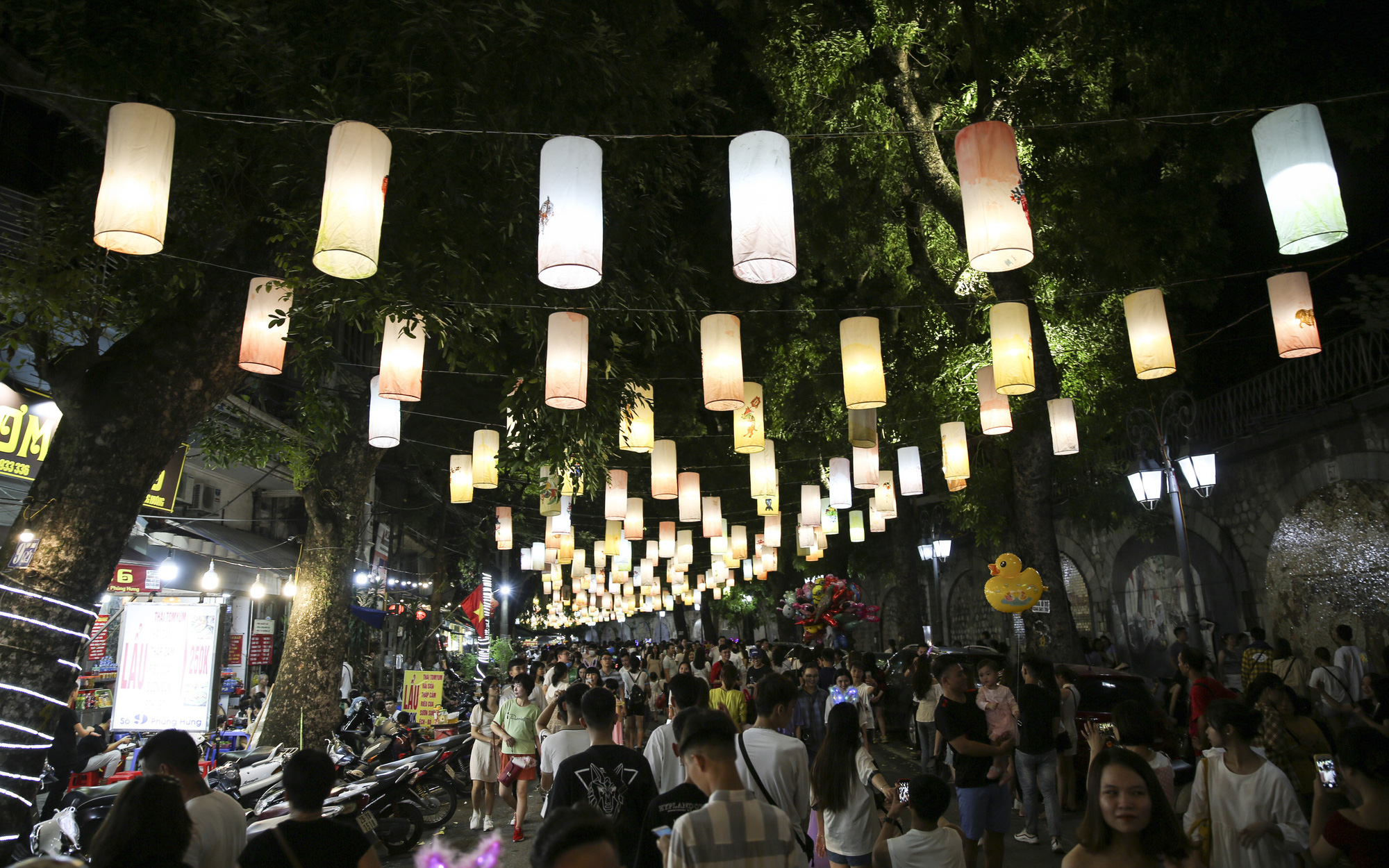 Hàng nghìn người đổ về phố bích họa Phùng Hưng thưởng lãm đèn lồng