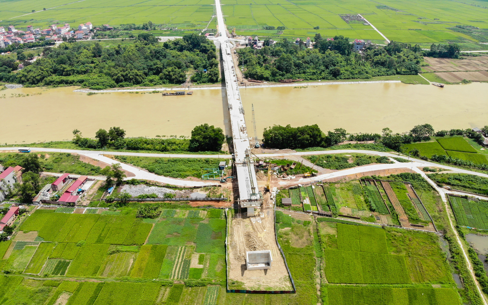 Toàn cảnh cây cầu vượt sông Cầu nối liền Hà Nội - Bắc Giang đang được xây dựng