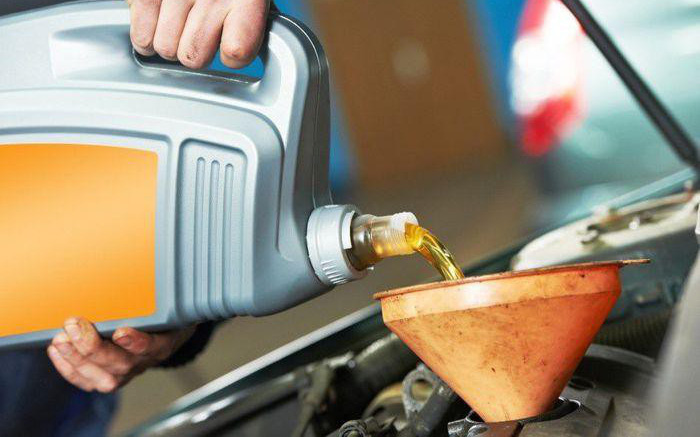 Sai lầm của việc sử dụng dầu (nhớt) động cơ ô tô cho xe máy