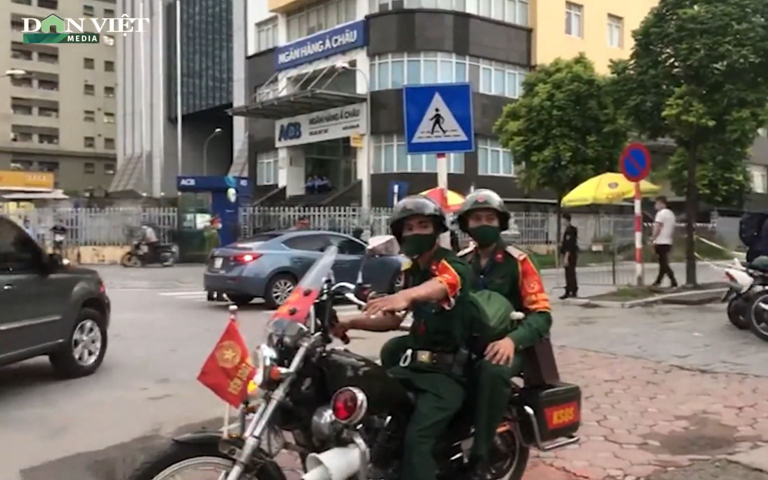 Lực lượng chức năng lập chốt trên các tuyến đường vào Tòa án nhân dân TP.Hà Nội