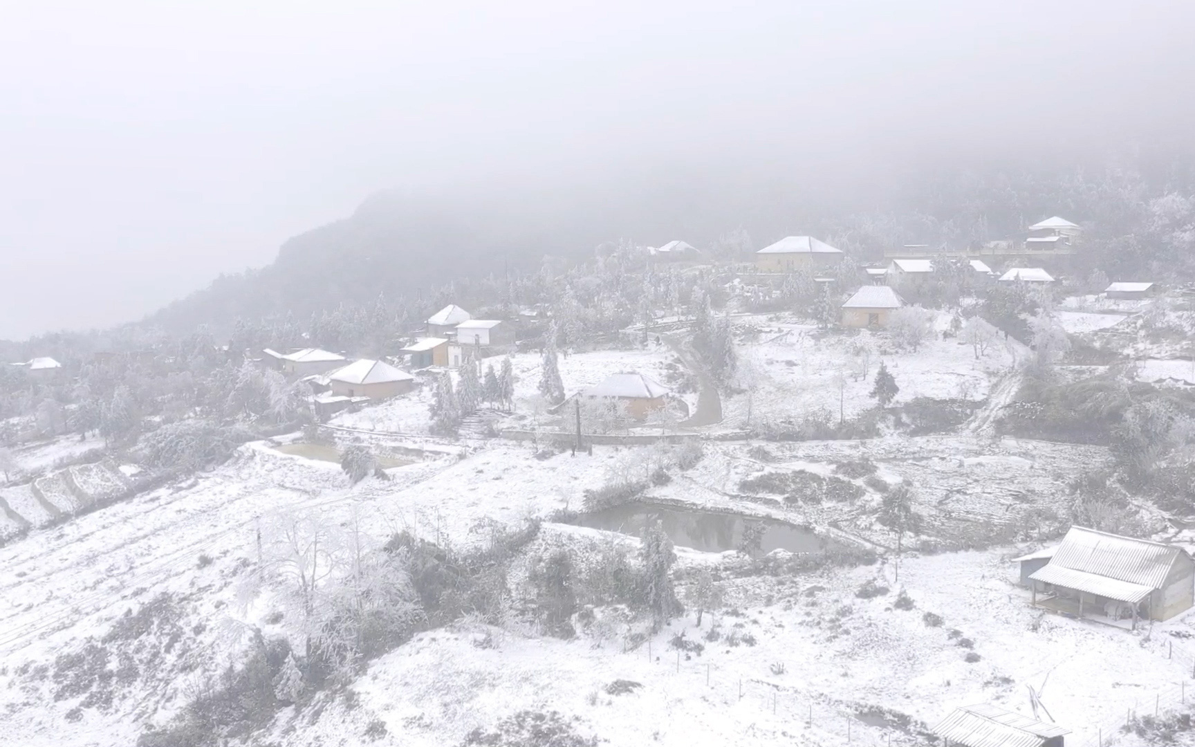 Nhìn từ flycam: Tuyết phủ trắng xóa, Y Tý (Lào Cai) đẹp như ở châu Âu