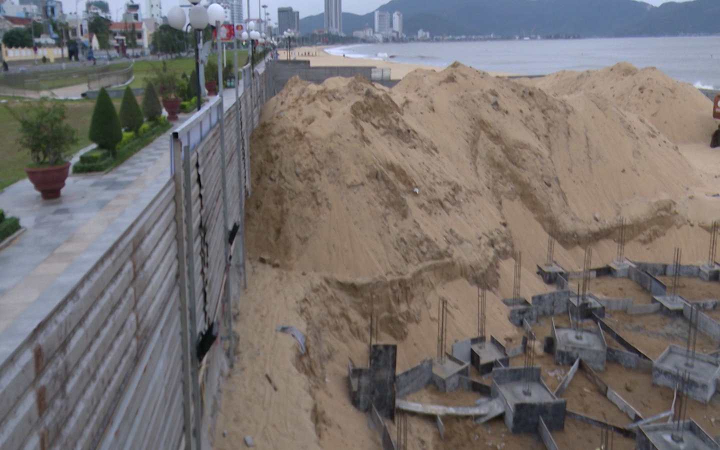 Clip: Ngang nhiên đào bới, thi công công trình không phép trên bãi biển Quy Nhơn