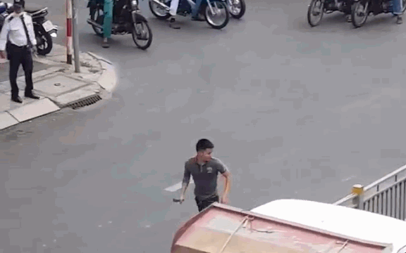 Clip nóng: Thanh niên cầm kiếm truy lùng tài xế xe tải sau va chạm