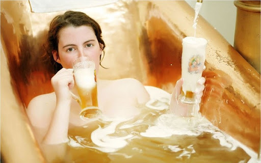 Tắm bia ở Áo, trải nghiệm đảm bảo khiến bạn "không say không về"