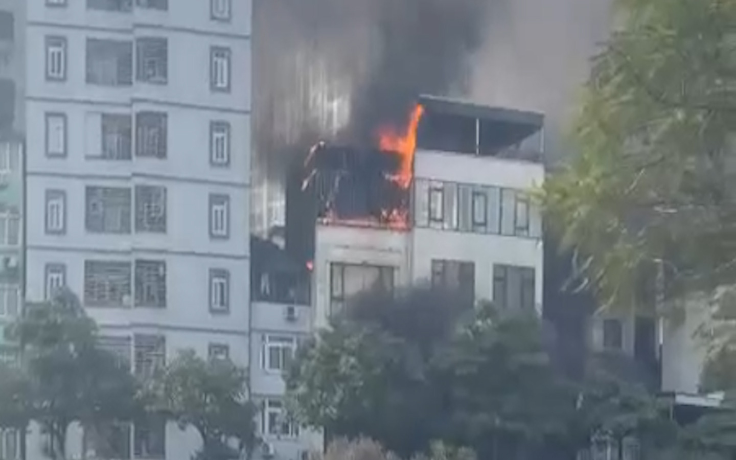 Clip:  Cháy nhà hàng lẩu ở Thượng Đình, Hà Nội, cả toà nhà 5 tầng bị "bà Hoả" thiêu rụi trong chớp mắt