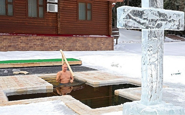 Clip: Tổng thống Putin khoe vẻ vạm vỡ, ngâm mình xuống hồ nước lạnh giá