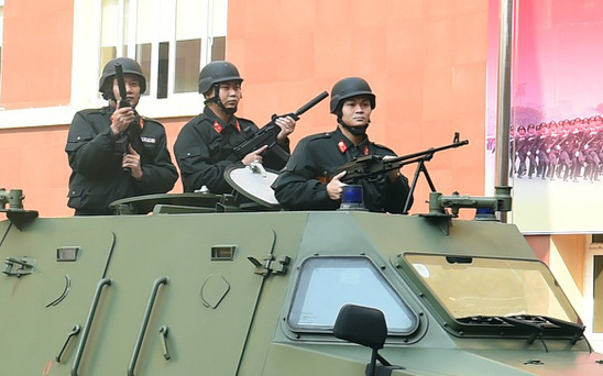 Ảnh: Bộ Tư lệnh Cảnh vệ phô diễn khí tài, võ thuật trong Lễ ra quân bảo vệ Đại hội Đảng XIII