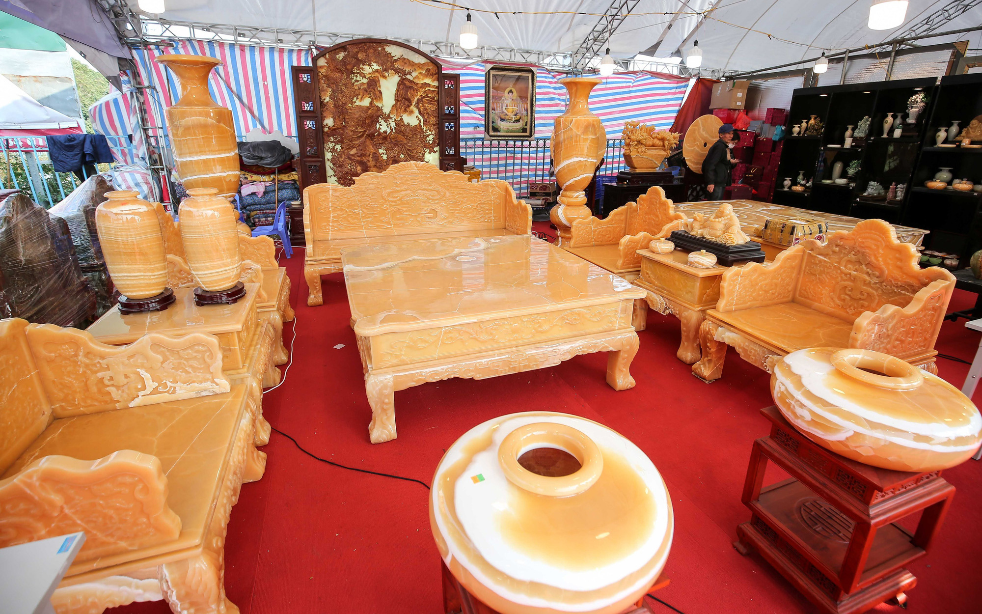 Xôn xao bộ bàn ghế làm bằng ngọc Hoàng Long giá tiền tỷ tại Hà Nội