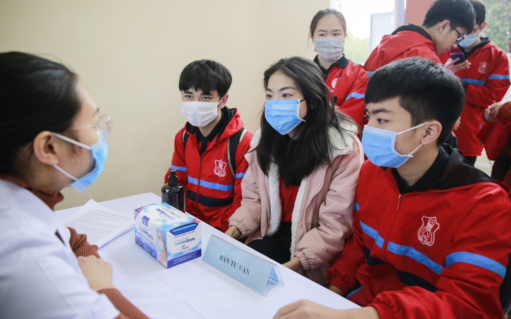 Hình ảnh tình nguyện viên đăng ký tiêm thử nghiệm vắc xin Covid-19 đặc biệt của Việt Nam