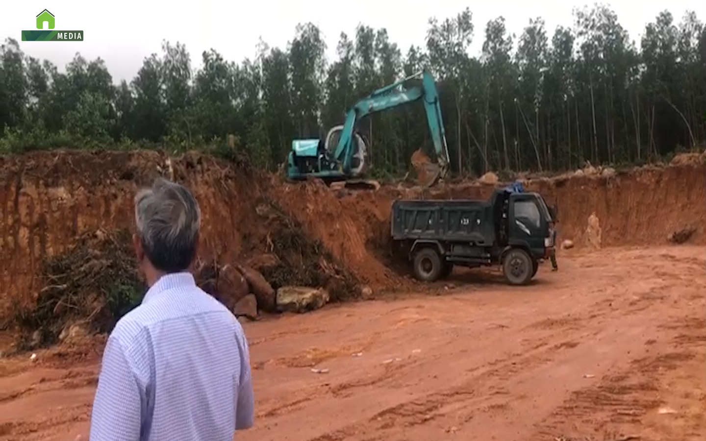 Clip: Cận cảnh hiện trường khai thác đất "lậu" thi công công trình hơn 12 tỷ đồng ở Bình Định 